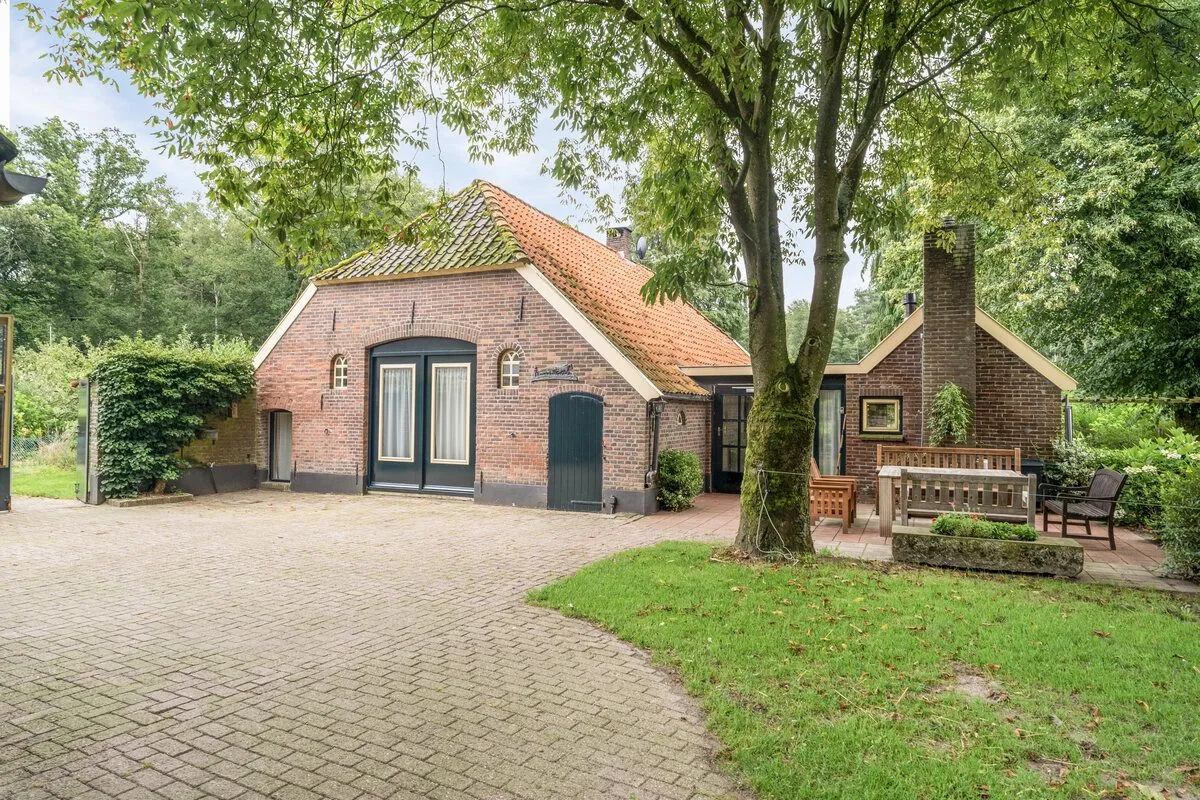 Veelbelovend paardenbedrijf met woonboerderij