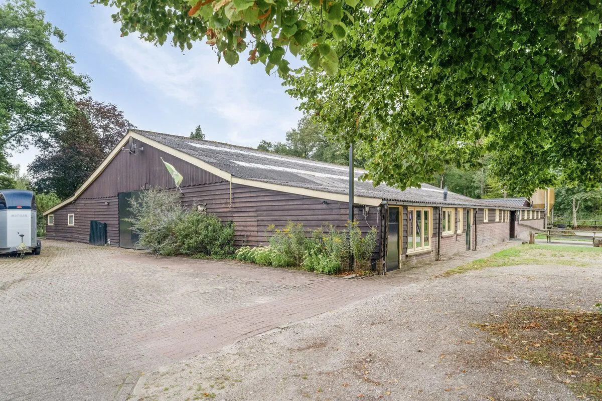 Veelbelovend paardenbedrijf met woonboerderij