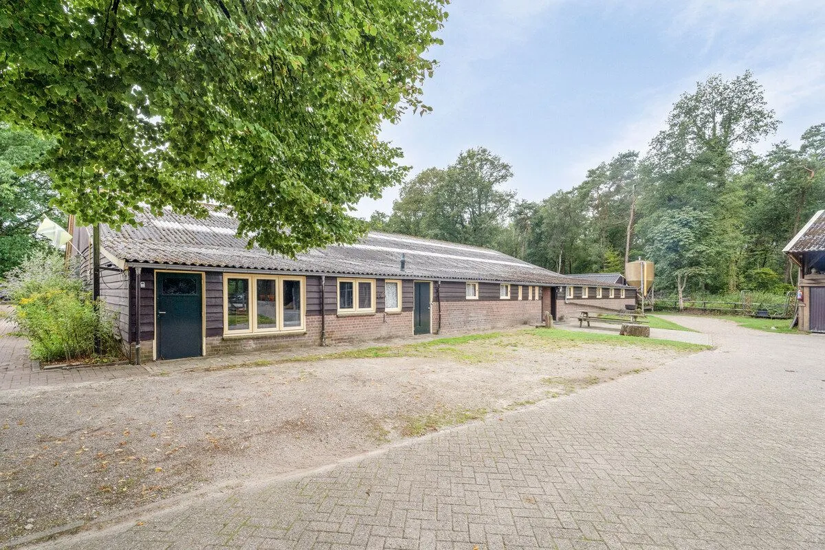 Veelbelovend paardenbedrijf met woonboerderij